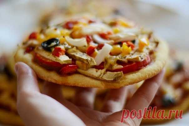 Кукурузные мини-пиццы — овощные и не очень | Любимые рецепты