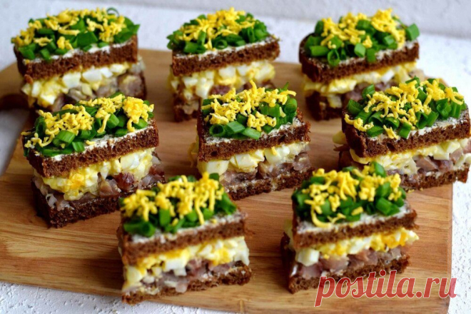 Черный хлеб и селедка - рецепт необычной и вкусной закуски | Tasty Life Пульс Mail.ru Интересная закуска, которая подается на стол в виде двойных бутербродов с начинкой внутри.