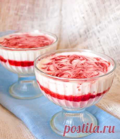 Сметанно-клубничное желе на Вкусном Блоге Я уже рассказывала, что мой муж нежнейшей любовью любит сметанное желе с орехами. А еще на днях я обнаружила, что у меня в морозилке – все еще полный ящик замороженных впрок ягод. Ну вот и наимпровизировала 🙂 . Желе получилось нарядным, вкусным, с чувствительным ароматом свежей клубники. Из указанного количества…