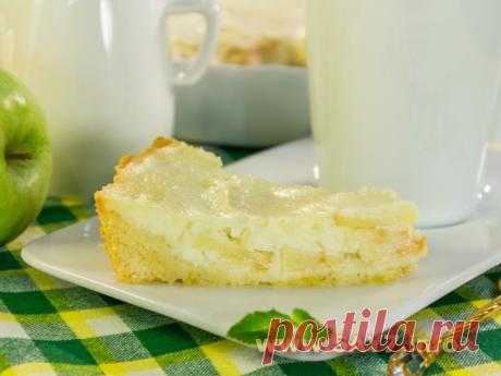 Яблочный пирог с нереально нежным кремом.
