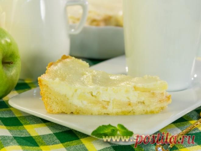 Яблочный пирог с нереально нежным кремом.