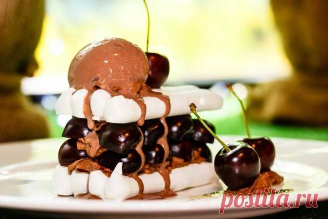 Летний десерт: меренга с черешней и шоколадным кремом — Вкусные рецепты