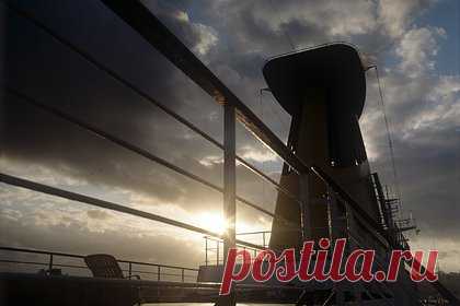 В России не нашли возможности купить двигатели для судов за рубежом. Власти начали обсуждать создание в стране площадки по производству судовых малооборотных двигателей мощностью 10-12 мегаватт, которые нужны для строительства крупнотоннажных судов — балкеров, газовозов, танкеров, контейнеровозов. Ранее подобные двигатели закупались за рубежом, но теперь такая возможности пропала.