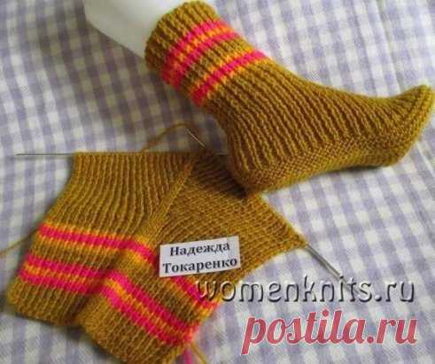 Носки на двух спицах от Надежды Токаренко
Описание: http://womanknits.ru/vyazanie-dlya-zhenshchin/noski-tapochki/noski-na-dvukh-spicah-ot-nadezhdy-tokarenko