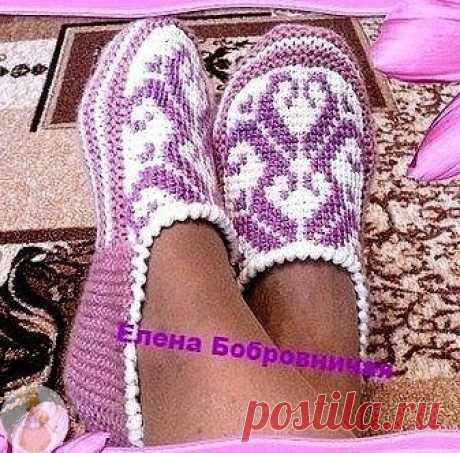 Тапочки спицами и тунисским крючком от Елены Бобровничей.

Верхняя часть тапочек у меня связана орнаментом тунисским вязанием. Вяжем прямоугольник, со стороны мыска слегка закругляем. Дальше будем вязать спицами. Набираем через край петли: 25+14+25. Вяжем на трёх сторонах прямоугольника 18 рядов платочной вязкой. Отмечаем средние 12 петель и будем вывязывать укороченными рядами мысок, как пятку, до тех пор пока не закроются все петли. Набираем по 17 петель по бокам и продо...