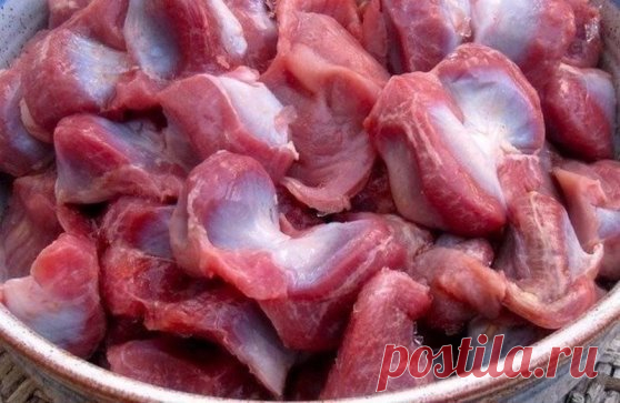 7 рецептов приготовления вкуснейших куриных желудков. Очень дешево и очень вкусно!!!
РЕЦЕПТ ПЕРВЫЙ: КУРИНЫЕ ЖЕЛУДКИ ПО-БЫСТРОМУ
Понадобится: 500г куриных желудков, 2 луковицы, 3 ст.л. растительного масла, ½ ч.л. соды, специи по вкусу, соль.
Промыть и обсушить пупочки. Мелко нарезать лук, выложить его в казан с разогретым маслом, жарить до зарумянивания. Добавить к луку желудки, обжарить до выделения сока, всыпать соду (соду добавляют при готовке жилистого, сухого мяса, желудков, требухи, чтобы