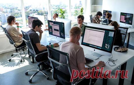 В Петербурге призвали вузы пересмотреть подготовку IT-кадров из-за развития ИИ. Искусственный интеллект развивается слишком быстро, заявил председатель комитета по труду и занятости населения Санкт-Петербурга Василий Пониделко