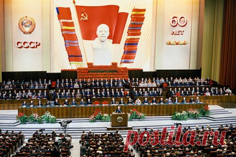 «Нарисуйте новую карту» 40 лет назад СССР хотели нарезать на штаты по подобию США. Могло ли это спасти Союз от развала?. Со слов Аркадия Вольского известно, что 40 лет назад Юрий Андропов задумал отказаться от деления СССР на союзные республики, разделив страну на регионы без привязки к титульной нации — «как штаты в США». Однако историки пока не нашли подтверждения данной информации, хотя и допускают существование подобного замысла.