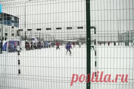 Ямальцы сыграли в футбол в снегу и попали на видео. В городе Тарко-Сале Ямало-Ненецкого автономного округа прошел футбольный турнир в снегу. Один из матчей попал на видео, его опубликовало издание «Ямал-Медиа». По данным издания, в турнире приняли участие четыре команды. Основной сложностью было покрытие поля, так как передвигаться игрокам пришлось по снегу.