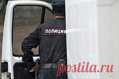 Полиция изъяла 40 килограммов наркотиков у прятавших пакеты в лесу россиян. Полицейские в Орехово-Зуево задержали двоих жителей Кемеровской области, подозреваемых в незаконном обороте 40 килограммов наркотиков. В отношении задержанных возбудили уголовное дело о покушении на сбыт наркотических веществ. На время проведения следствия они заключены под стражу.