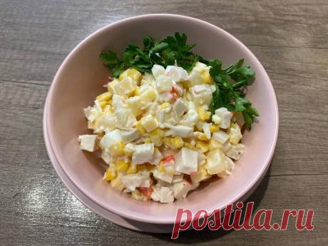 Крабовый салат с ананасами и кукурузой