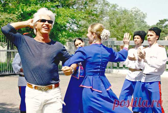 Во время встречи в аэропорту Волгограда, 2005 год. 
© Дмитрий Рогулин/ТАСС.  Подробнее на ТАСС:
http://tass.ru/info/4646997  |  Биография Дмитрия Хворостовского - Биографии и справки - ТАСС