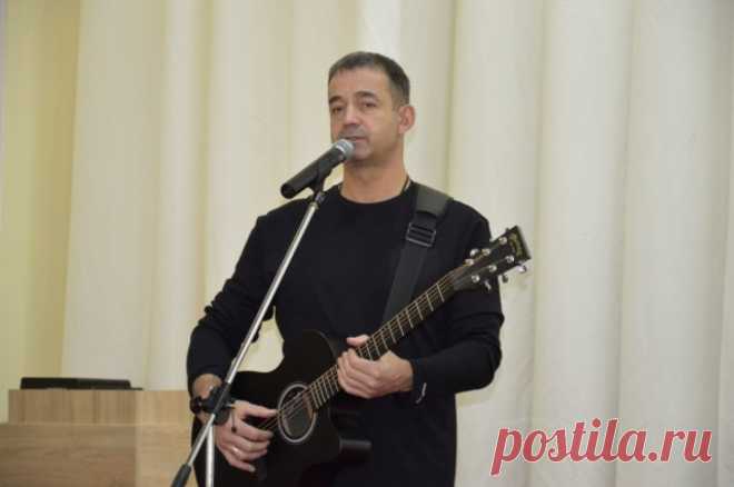 Дмитрий Певцов признался, что у него нет заграничного паспорта. Артист также не имеет банковских счетов вне России.