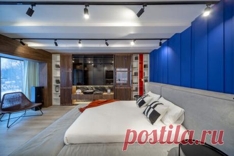 Дачный ответ: спальня с панорамным окном и синей стеной | flqu.ru - квартирный вопрос. Блог о дизайне, ремонте