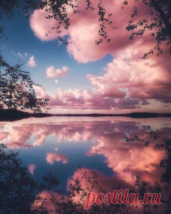 В реку смотрятся облака...