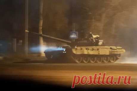 Российский танкист сутки сдерживал атаки ВСУ. Танкист Николай Моисеев сутки сдерживал атаки формирований Вооруженных сил Украины (ВСУ) и не дал противнику прорваться в расположение российских войск. В ходе боев он уничтожил три танка и десятки солдат противника. «Благодаря отваге и смелости рядового, задача по обороне позиций была выполнена», — пишет «КП».