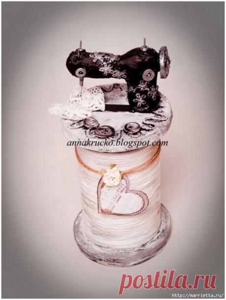 Катушка со швейной машинкой - подарок для бабушки)