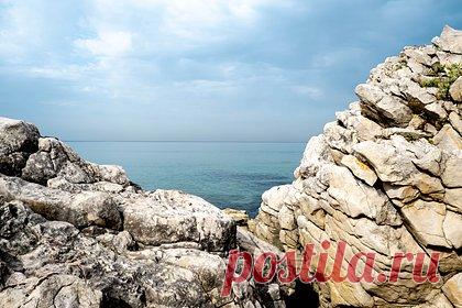 Туристка решила запечатлеть пляж со скалы, сорвалась с 25-метровой высоты и не выжила