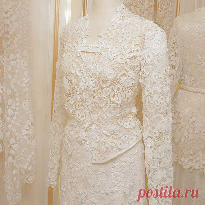 Старинное ирландское кружево.
 Свадебный костюм 1900 года собран из цветочных мотивов .связанных на бурдоне . Для соединения переда   и рукавов выбрана тончайшая сетка с пико. Спинка скомбинирована из шестигранников и участков объемных цветов.

       Было бы большой ошибкой считать, что ирландское кружево –это отдельные мотивы, соединенные нерегулярной сеткой. Это очень кропотливая работа, учитывая тот факт,что в 19 веке вязали не топы и купальники , а свадебные платья  с...