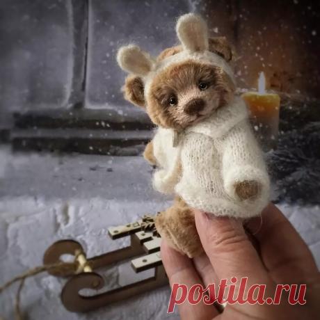 Мишка-Зайка выполнен из итальянской вискозы. 
Размер мишки 12 сантиметров.

Мягко-тяжелая антистресс набивка, создает впечатление «живого» веса. Поэтому мишку очень приятно держать в руках.

При изготовлении использованы высококачественные гипоаллергенные материалы.

Шплинтовые крепления позволяют лапкам и голове свободно двигаться. Голова Мишки плотно наполнена опилками, туловище и лапки древесной шерстью, стеклянными и минеральными гранулами.