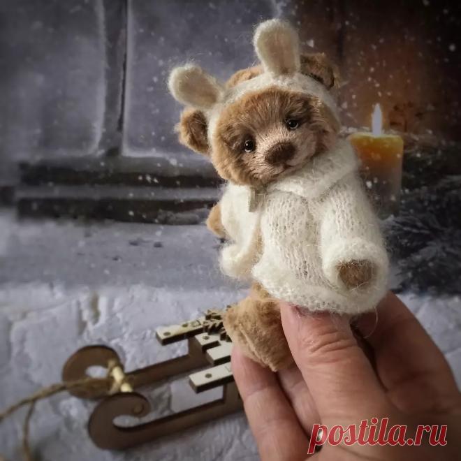 Мишка-Зайка выполнен из итальянской вискозы. 
Размер мишки 12 сантиметров.

Мягко-тяжелая антистресс набивка, создает впечатление «живого» веса. Поэтому мишку очень приятно держать в руках.

При изготовлении использованы высококачественные гипоаллергенные материалы.

Шплинтовые крепления позволяют лапкам и голове свободно двигаться. Голова Мишки плотно наполнена опилками, туловище и лапки древесной шерстью, стеклянными и минеральными гранулами.