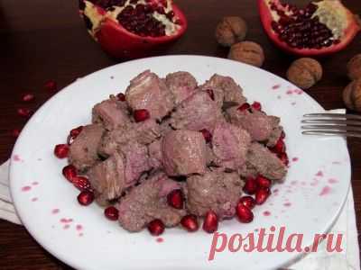Фасанджун-курица с грецким орехом и гранатовым соусом.