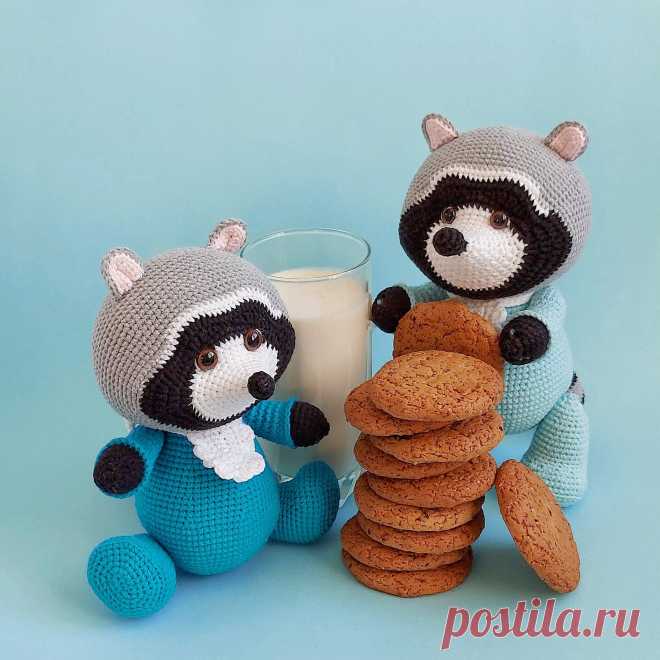PDF Малыш Енот крючком. FREE crochet pattern; Аmigurumi animal patterns. Амигуруми схемы и описания на русском. Вязаные игрушки и поделки своими руками #amimore - енот, енотик.