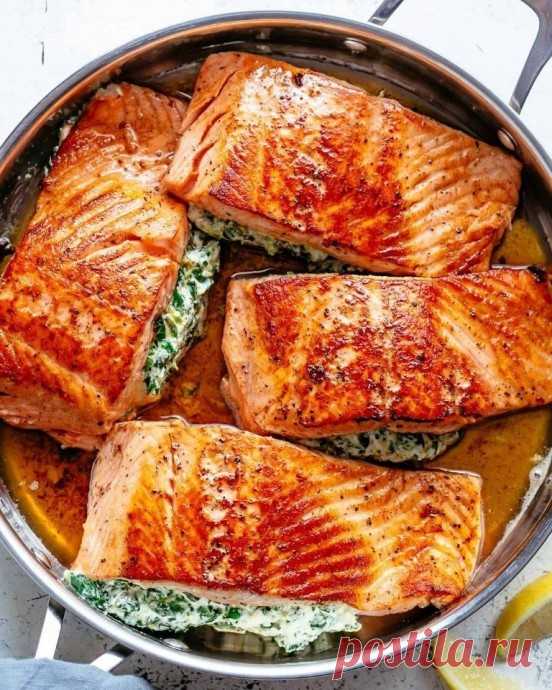 ​Лосось, фаршированный шпинатом и сыром ⠀
