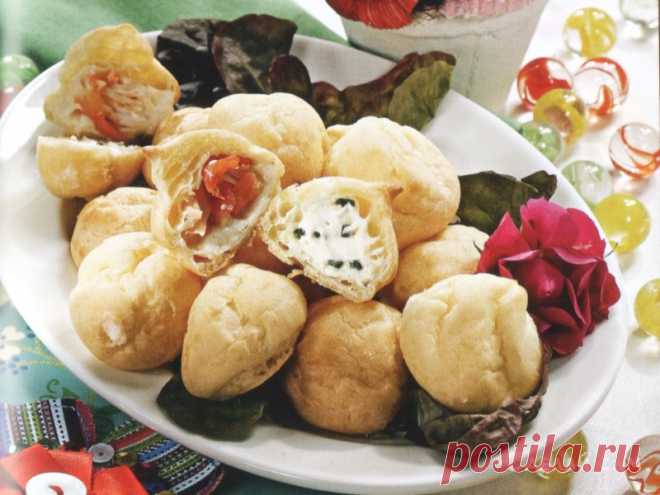 Профитроли с сыром и крабовым мясом 

Аккуратные булочки со вкусной и красивой начинкой очень удобно есть. Они украсят стол и порадуют гостей. Можно сделать два вида начинки.

для теста: 


	150 мл молока 
	100 г муки 
	60 г сливочного …