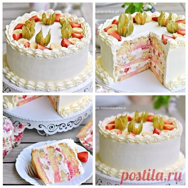 Клубнично-банановый торт с йогуртовым кремом