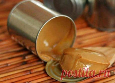 Сегодня без труда можно приобрести в магазине вареную сгущенку, а раньше нужно было варить ее самостоятельно. Сколько людей плакало, отмывая стены и потолок от взорвавшейся баночки сгущенного молока, не перечесть. Вкусная ириска, которую можно было есть ложками, того стоила.