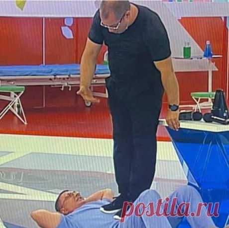 Примерно с 2018-го произошел резкий поворот в рекомендациях по приему самых популярных лекарств для предотвращения сердечно- сосудистых заболеваний: статинов и аспирина.
Подчеркну – для первичной профилактики, то есть людям, у которых есть факторы риска, но собственно болезни (стенокардии, инфарктов, инсультов – у тех все по-прежнему) еще нет.
Новые рекомендации резко ужесточили показания к профилактическому приему этих лекарств. Например, в США статины принимают почти 50 ...