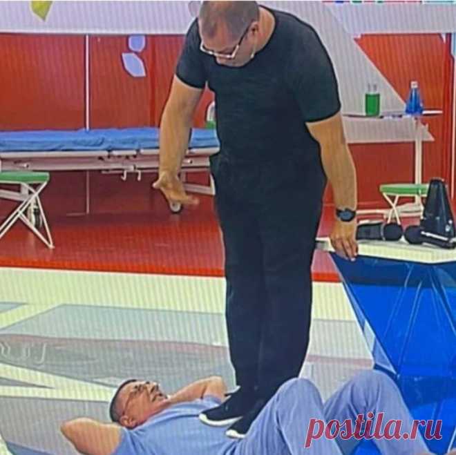 Примерно с 2018-го произошел резкий поворот в рекомендациях по приему самых популярных лекарств для предотвращения сердечно- сосудистых заболеваний: статинов и аспирина.
Подчеркну – для первичной профилактики, то есть людям, у которых есть факторы риска, но собственно болезни (стенокардии, инфарктов, инсультов – у тех все по-прежнему) еще нет.
Новые рекомендации резко ужесточили показания к профилактическому приему этих лекарств. Например, в США статины принимают почти 50 ...