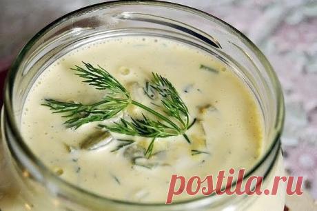 Соус Тартар

Острый соус, обычно подаваемый к жареной рыбе или мясу, на основе вареного яичного желтка, растительного масла и зеленого лука, появился на столе европейца давно. История возникновения и рецепта, и названия приправы интересна и увлекательна.
Тартар вошел в число самых знаменитых соусов в мире, среди которых итальянский песто, французский айоли, мексиканский гуакомоле и американский «Тысяча островов».

Ингредиенты:

2 сваренных вкрутую яйца
2 сырых желтка
1/3 с...