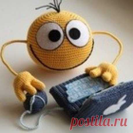 Стихи о вязании Мне мама кофточку связала, Из тонкой теплой серой пряжи, И кофты не было дороже, И не было красивей даже.  Я в кофте той с парнишкою гуляла, С девчонками болтала при луне,