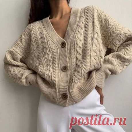 Очаровательный #кардиган из кардного мериноса.

#кардиганы #женскийкардиган  #купитькардиган #вязаныйкардиган #бежевыйкардиган #мода2022 #стиль  #мода #модныйкардиган