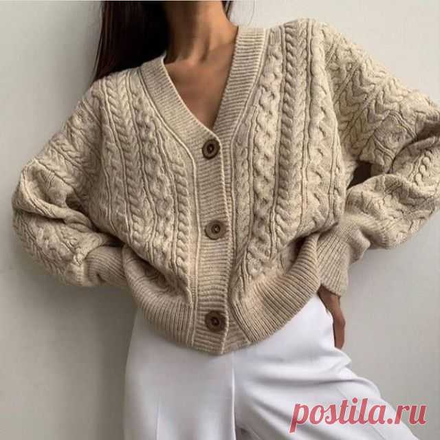 Очаровательный #кардиган из кардного мериноса.

#кардиганы #женскийкардиган  #купитькардиган #вязаныйкардиган #бежевыйкардиган #мода2022 #стиль  #мода #модныйкардиган