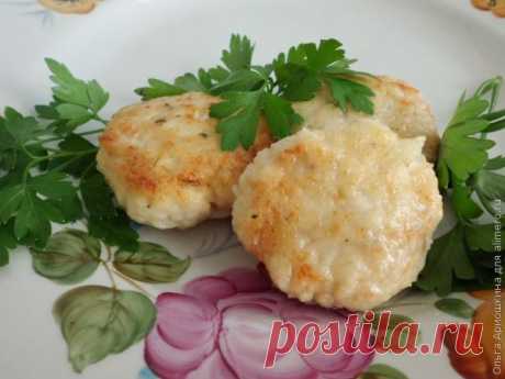 Куриные котлеты с манной крупой / Рецепты с фото яйцо — 1 штука
— соль по вкусу
— фарш — 1 кг
— манная крупа — 0,5 стакана
— майонез — 1 столовая ложка
— растительное масло для жарки
— перец молотый — 1 чайная ложка
— мука для панировки
— лук репчатый — 1 крупный