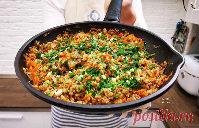 Рецепт очень вкусной и сытной гречки на сковороде «по-купечески». Делается быстро и просто | MEREL KITCHEN | Пульс Mail.ru Сегодня я хочу поделиться с вами вкусным рецептом гречки, приготовленной 