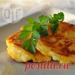 Рецепт: Картофельные оладьи с сыром
=Ингредиенты 
Порций: 4 
5 крупных картофелин
2 яйца
1/2 стакана молока
1 стакан муки
1 стакан тертого твердого сыра
1 ч.л. луковой или чесночной приправы
1 ч.л. разрыхлителя
1 ч.л. соли
1/2 ч.л. черного молотого перца
4 ст.л. растительного масла
2 ст.л. сливочного масла