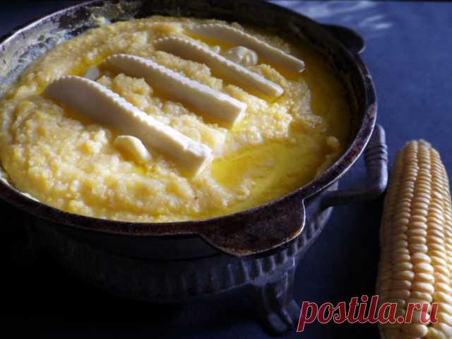 КАША ИЗ КУКУРУЗНОЙ КРУПЫ С СЫРОМ) Рецепт под катом.. Вскипятить в 3-х литровом толстостенном  чугунном сотейнике, котелке,чугунке (казане и т.п)  воду –  из расчета  4  объема воды на 1…