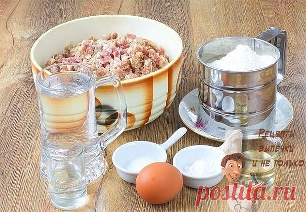 Сочные чебуреки
Ингредиенты:
Мука — 4 стакана
Вода — 1,5 стаканов
Водка — 1 ст. л.
Яйца куриные — 1 шт.
Масло растительное — 2 ст. л.
Соль — 0,5 ч. л.
Сахар — 0,5 ч. л.
Фарш свиной — 500 г
Лук — 2 шт.
Приготовление:
1. В миску перекладываем фарш, который сделали из нескольких видов мяса. Смешиваем фарш с зеленью и луком.
2. В миску высыпаем муку, в нее выливаем стакан горячей воды и высыпаем щепотку соли. Перемешиваем тесто руками или лопаткой и получаем заварной вариант т...