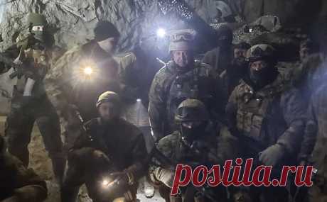 Пригожин опубликовал фото в подземелье после объявления о взятии Соледара. Основатель ЧВК Вагнера Евгений Пригожин сфотографировался в подземелье Соледара на фоне танка и бойцов группы.