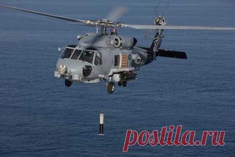 В США разбился военный вертолет. Вертолет Военно-морских сил (ВМС) США MH-60R из 41-й эскадрильи Helicopter Maritime Strike разбился в Калифорнии недалеко от Сан-Диего во время тренировочного полета. Об этом заявил представитель командующего авиабазы ​​ВМС на Северном острове в Коронадо Бет Тич. Все члены экипажа выжили.