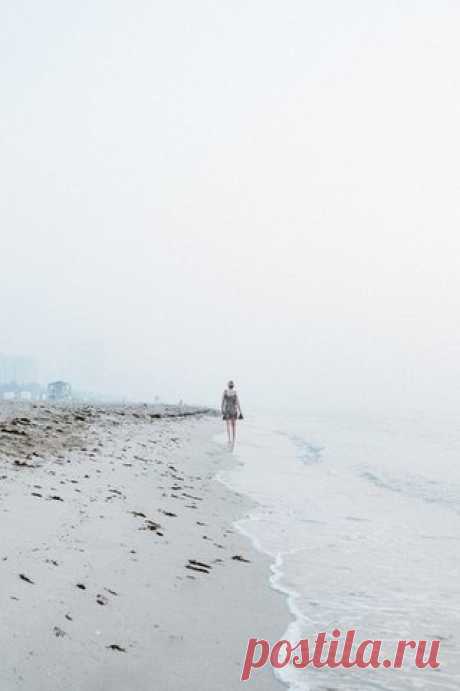 — Всякий раз, когда стоишь перед выбором, будь внимателен: не выбирай то, что удобно, комфортно, респектабельно, признано обществом, почётно. Выбирай то, что находит отклик в твоём сердце. Выбирай то, что ты хотел бы сделать, невзирая ни на какие последствия. Ошо