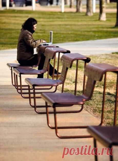 Любопытная всячина В этой подборке картинок: комбинация стола и скамейки; пожалуй, лучший писсуар Лондона; футбол ненадолго объединил иранских и американских болельщиков; почему к женской форме не поставляется стандартная обувь и многое другое.