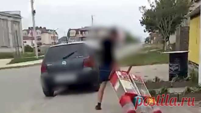 Безработный крымчанин похитил автомат со жвачками, чтобы порадовать возлюбленную. Крымчанин похитил автомат с жевательной резинкой, чтобы порадовать возлюбленную. Об этом сообщили в полиции Крыма. Житель Сакского района украл из магазина торговый автомат, предназначенный для продажи жевательной резинки и игрушек в ...