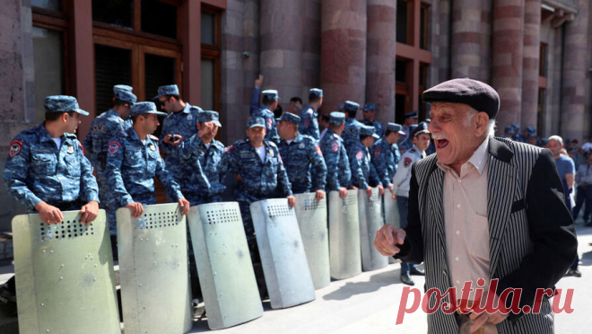 Протестующие в Ереване окружили здание правительства. Протестующие во главе с лидером движения - главой Тавушской епархии Армянской апостольской церкви (ААЦ) архиепископом Багратом Галстаняном - подошли к заднему входу Дома правительства в Ереване. Об этом сообщает Telegram-канал ...