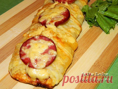 Закрытая пицца из слоёного теста