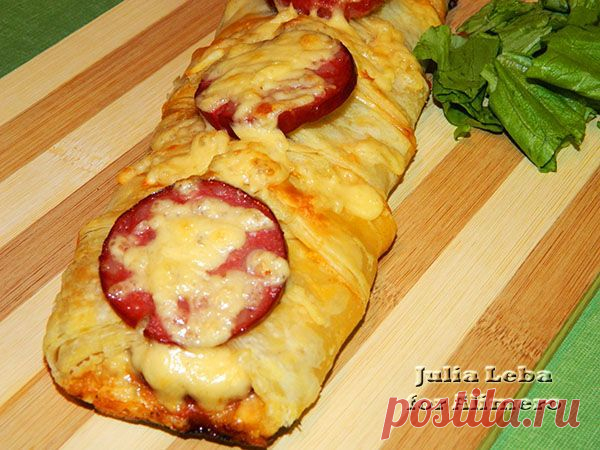 Закрытая пицца из слоёного теста